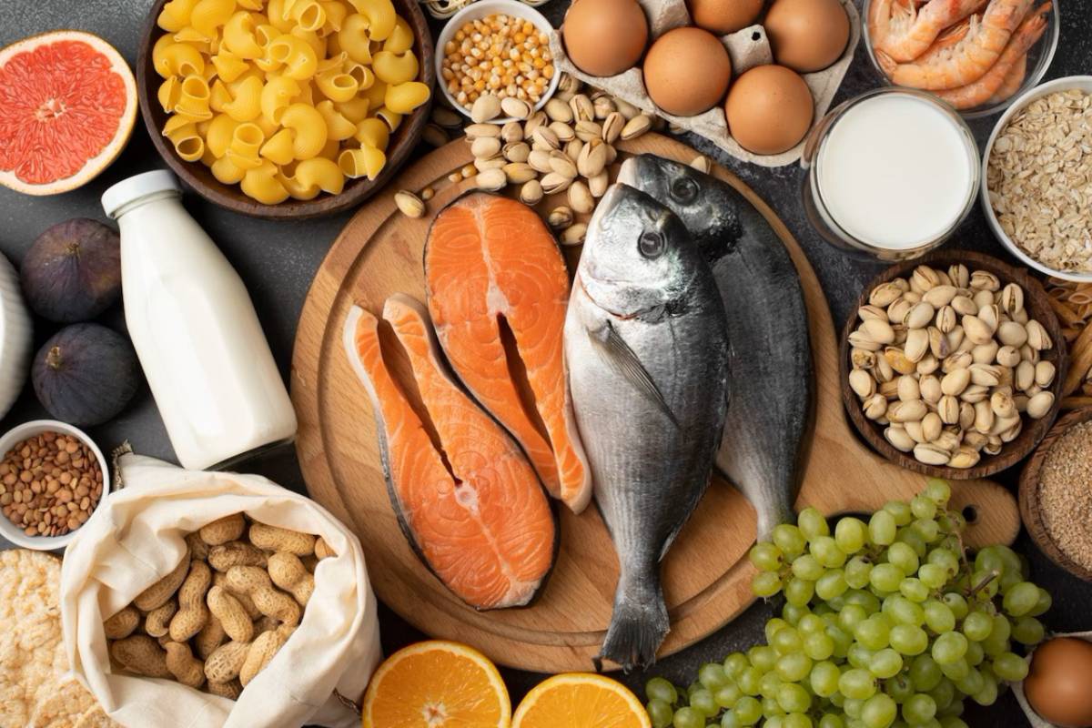 Thực phẩm phổ biến có nhiều omega 3 có thể kể đến như dầu cá, cá trích, cá thu, cá hồi, hạt lanh, quả óc chó…